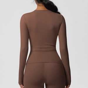 Ensemble de yoga marron foncé avec haut à manches longues et legging à taille haute
