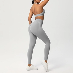 Dettaglio del reggiseno sportivo grigio e leggings yoga a vita alta sul modello