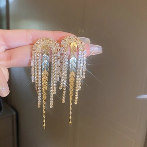 Détails des boucles d'oreilles pendantes dorées avec cristaux de zircon scintillants