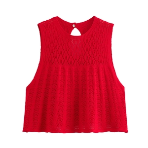 Dettaglio del top rosso in maglia traforata con trama fine e bottone bianco sul retro