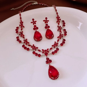 Détail d'un ensemble de bijoux de luxe avec pierres de zircon rouge et base argent