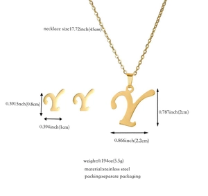 Dettaglio del set di gioielli in acciaio inossidabile dorato con collana e orecchini Y