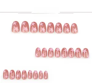 Dettaglio di 24 unghie finte ovali corte rosa polvere con motivi a stella rosa chiaro