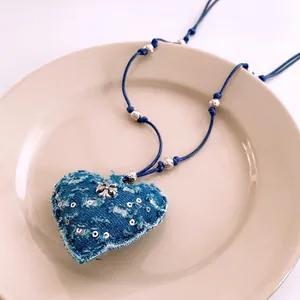 Collier avec pendentif cœur en denim bleu et croix argentée sur corde tissée mode