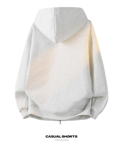 Makro-Detail eines grauen Oversize-Kapuzenpullovers mit weitem Drop-Shoulder-Schnitt