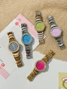 Vue à plat de montres strass pour femmes avec cadrans colorés et bracelets en métal