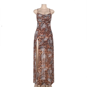 Détail de robe longue léopard avec tissu en maille et fente latérale haute design