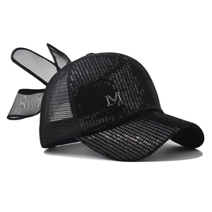 Casquette en maille à paillettes noires pour femme avec nœud et logo M métal