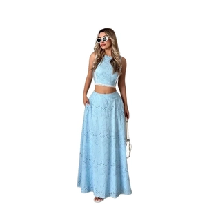 Ensemble deux pièces sans manches bleu clair avec haut brodé et jupe longue