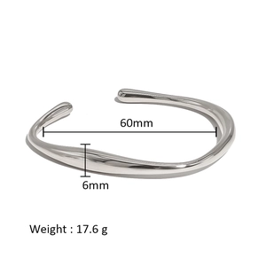 Detalle del brazalete irregular de acero titanio chapado en 18K con diámetro de 60mm