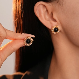 Boucles d'oreilles vintage dorées avec pierre noire et perles au style floral français