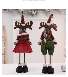 Détail de rennes de Noël en peluche avec tenues en tricot et longues jambes décoratives