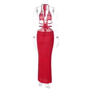 Dettaglio del set in maglia rossa con top allacciato al collo e gonna lunga lavorata