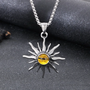 Collier pendentif totem soleil vintage en acier inoxydable avec œil jaune pour homme