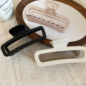 Tre fermagli per capelli rettangolari minimalisti in tartaruga, nero e bianco crema opaco