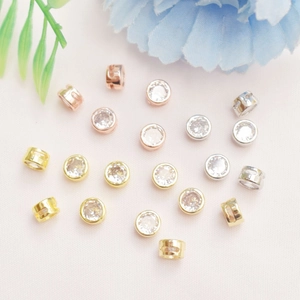 Detalle macro de cuentas espaciadoras de circón en oro de 14K, oro rosa y plata pulida