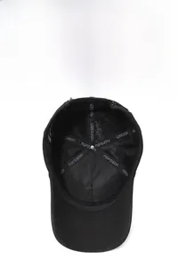 Dettaglio dell'interno del cappellino con fodera a rete e nastro con logo narason