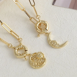 Collier Pendentif Soleil Lune en Cuivre et Zirconia pour Femme Chaîne Trombone Plaqué Or 18K Fermoir Marin Bijoux de Mode