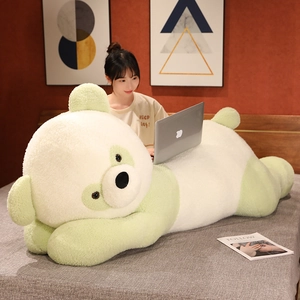 Vue détaillée d'un grand coussin panda en peluche verte avec tissu doux élastique