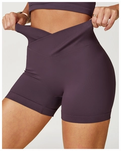 Detailansicht der Yoga-Shorts mit hohem V-Ausschnitt-Bund und gerippter Stoffstruktur