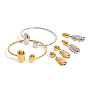 Minimalistisches Schmuckset mit organischen Bohnen aus Edelstahl Armband und Ohrringen