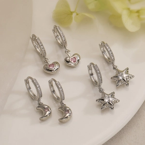 Mode Douce Étoile Lune Coeur Boucles d'Oreilles Pendantes Cuivre Plaqué Or Strass Incrusté Créoles Bijoux Polyvalents pour Femmes