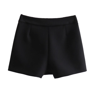 Detailansicht der schwarzen High-Waist-Hosenrock mit asymmetrischem Schnitt und glattem Stoff