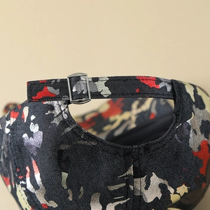Détail de la boucle métallique réglable sur l'arrière de la casquette camo