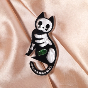 Halloween Skeleton Cat Brooch Acrylic Cartoon Animal Pin With Green Fish Bone Pattern For Clothes Bag Accessories