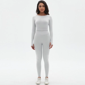 Détail de l'ensemble de yoga gris avec taille haute côtelée et manches à trous pour les pouces