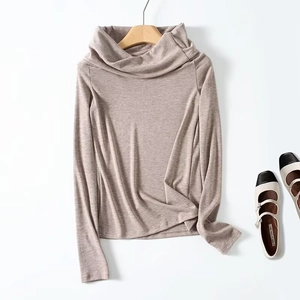 Eleganter grauer Damen-Strickpullover mit Stehkragen, langen Ärmeln und Retro-Textur