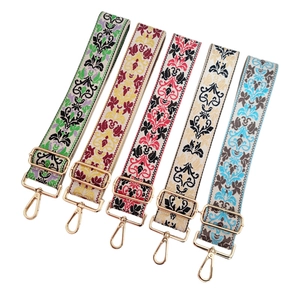 Tracolla larga ricamata in stile etnico con motivo jacquard vintage e fibbie dorate