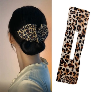 Détail du façonneur de chignon léopard montrant l'utilisation et la texture du tissu