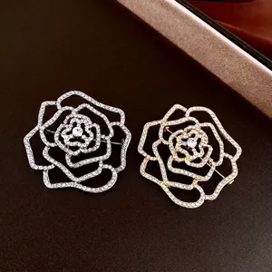 Broches de luxe en forme de rose ajourée avec strass en finitions or et argent