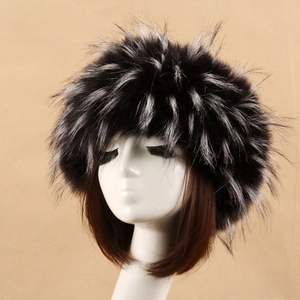 Vue détaillée du bonnet d'hiver en fausse fourrure avec motif jacquard noir et blanc