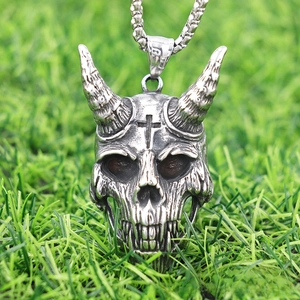 Detail van de vintage punk schapenschedel ketting met kruisgravure en dikke ronde ketting