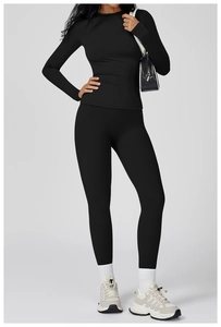 Ensemble de yoga noir ajusté avec haut à manches longues et legging taille haute
