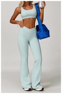 Detail of high-waist V-cut mint green yoga leggings and matching U-neck sports bra set