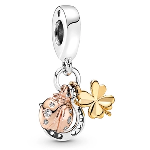 Pendentif détaillé avec coccinelle dorée, fer à cheval argenté et trèfle à quatre feuilles