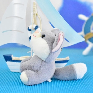 Nahaufnahme eines 12 cm grauen Plüschtiers mit Segelschiff-Deko als Taschenanhänger