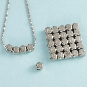 Collier maille serpent en acier argenté avec perles lettres HOPE sur fond bleu clair