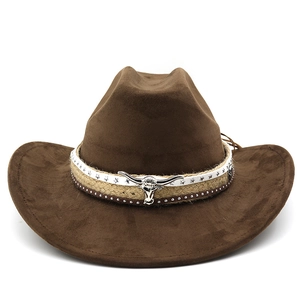 Détail du chapeau de cow-boy en daim marron avec tête de taureau en métal et sangle