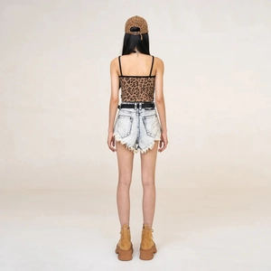 Vista posteriore di una canotta sportiva leopardata con pantaloncini di jeans e stivali