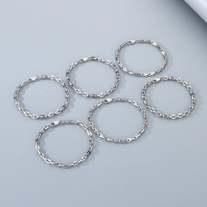 Vue de six bracelets à maillons en acier inoxydable poli avec fermoirs mousqueton sur fond gris