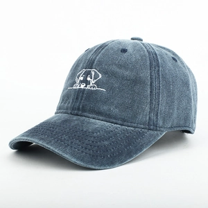 Detailaufnahme der Hunde-Stickerei auf einer gewaschenen blauen Denim-Basecap