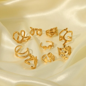 Detailansicht unregelmäßiger Lavaringe in Gold auf elegantem Seidenhintergrund