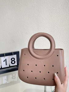 Détail du sac de plage en EVA kaki avec poignées rondes et design ajouré perforé