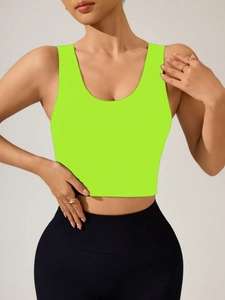 Détail du débardeur de sport court vert fluo avec col en U et tissu très élastique