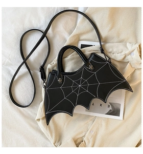 Fledermaus PU Leder Handtasche, Halloween Gothic Stil Umhängetasche mit weißen Netznähten.
