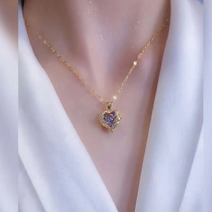 Nahaufnahme der Herzkette mit lila Kristallanhänger an einem Modell für elegantes Styling